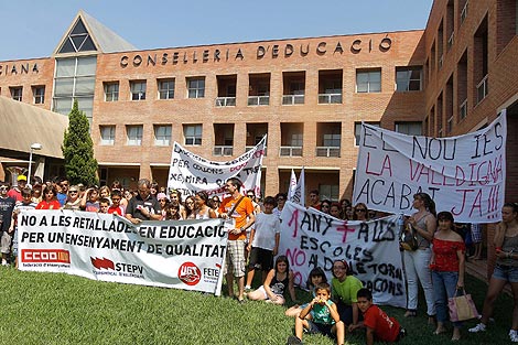Una protesta davant la conselleria d'Educació