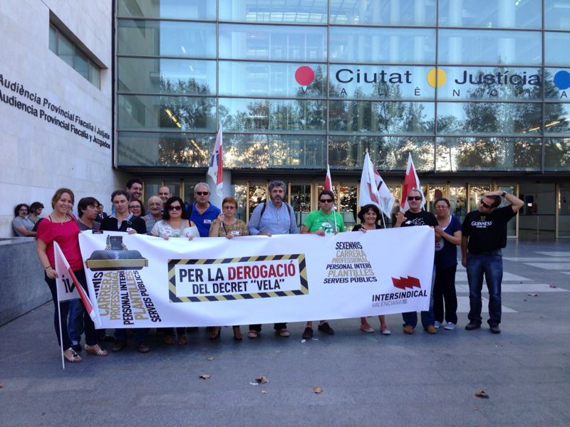 la representació d'Intersindical Valenciana a les portes de la Mesa General de 23 / 10 / 2013