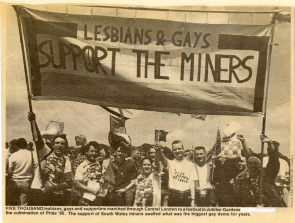 Foto de la manifestació del Dia de l'Orgull Gai de 1985 a Londres, amb els protagonistes reals de la pel·lícula.