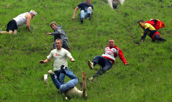Festival de Cooper's Hill, 'cheese rolling and wake'. Els i les participants van muntanya avall darrere d'un formatge.<br />

